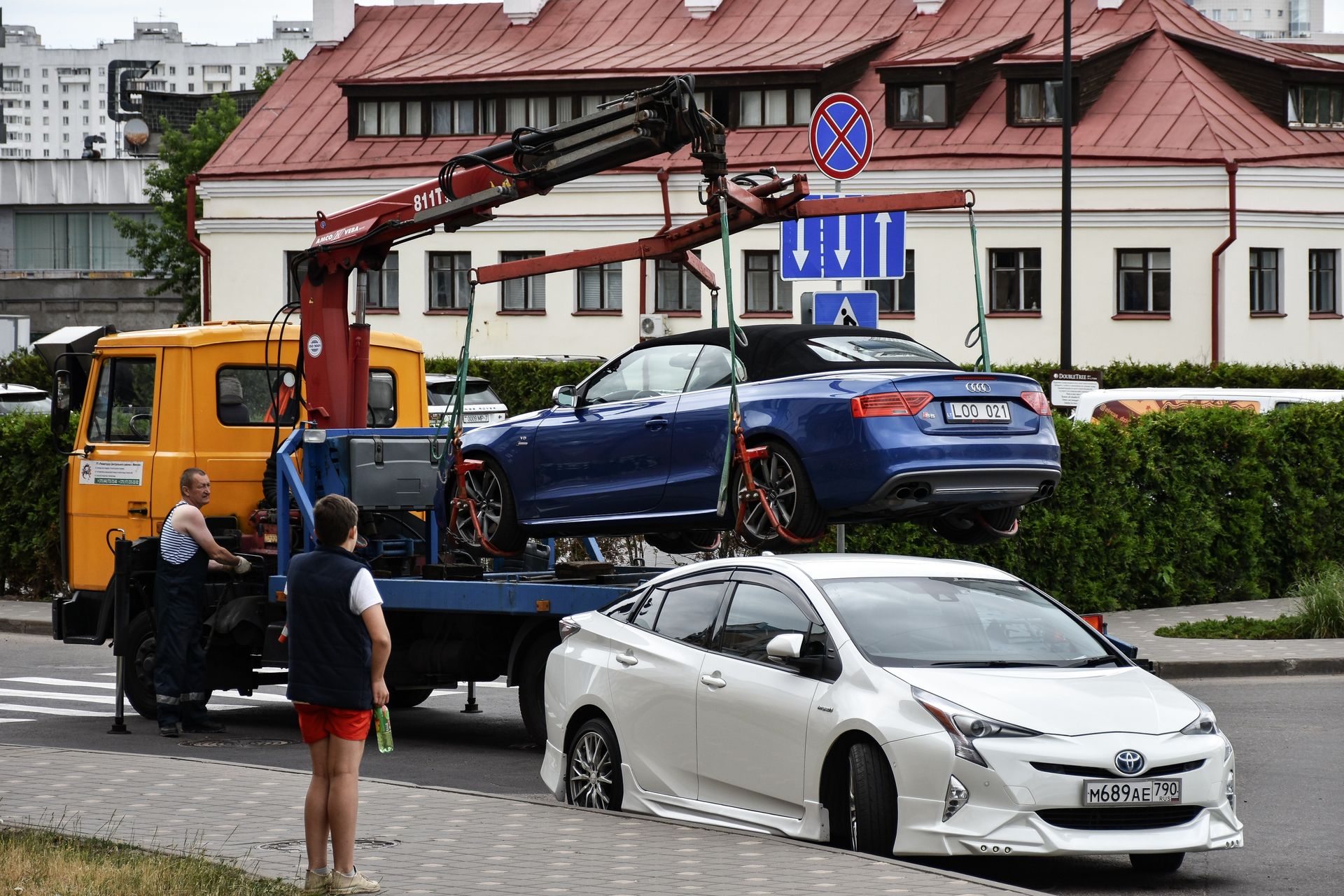Car Towing: Do You Need It When You've Got a Flat Tyre?